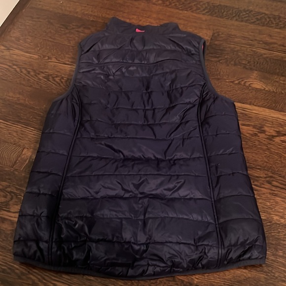 Vineyard Vines Women’s Packable Puffer Vest - Picture 5 of 5